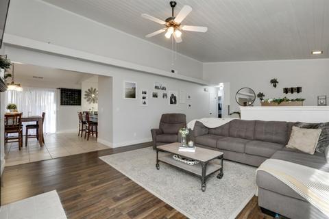 2132 E Hillcrest Ave, Visalia, CA 93292 photo 9