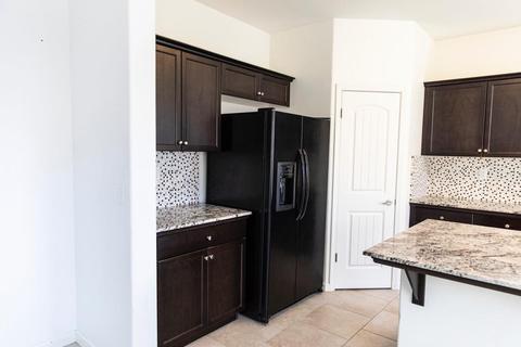 611 Visconti St, Lemoore, CA 93245 photo 9