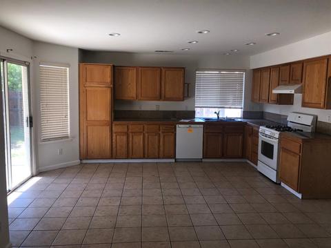 641 Contenta Ct, Lemoore, CA 93245 photo 4
