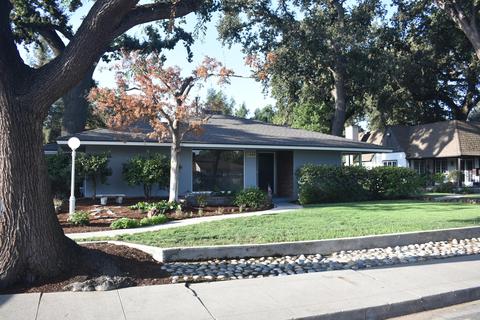 1403 W Beverly Dr, Visalia, CA 93277 photo 1