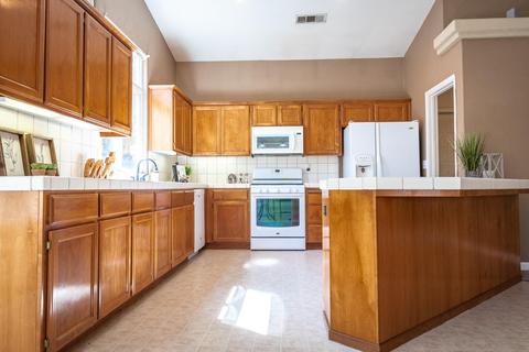 2420 E Center Ct, Visalia, CA 93292 photo 16