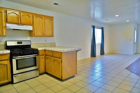 319 E 2nd St, Hanford, CA 93230 photo 12