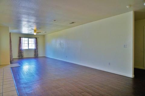 319 E 2nd St, Hanford, CA 93230 photo 5