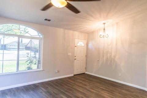 693 Crescent Ln, Lemoore, CA 93245 photo 2