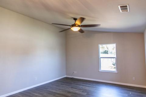 693 Crescent Ln, Lemoore, CA 93245 photo 4