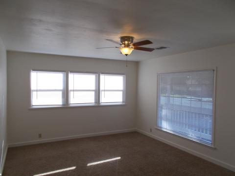 1060 E La Mesa Dr, Tulare, CA 93274 photo 3