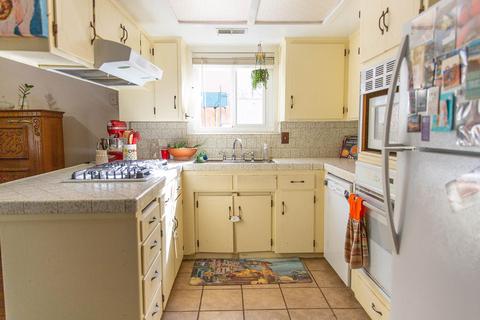 558 Ash St, Lemoore, CA 93245 photo 2