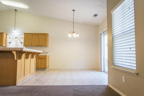 1636 E Knight Ct, Visalia, CA 93292 photo 6