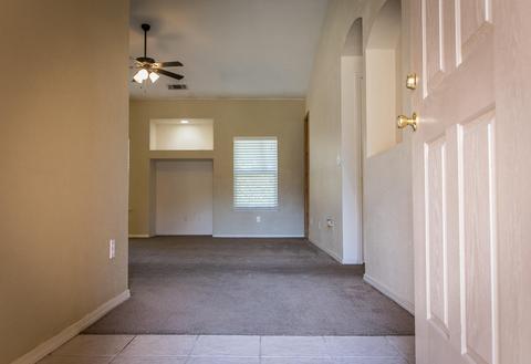 1636 E Knight Ct, Visalia, CA 93292 photo 2