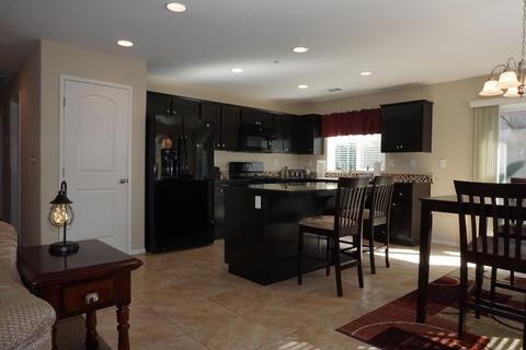 492 Edgewater St, Tulare, CA 93274 photo 4