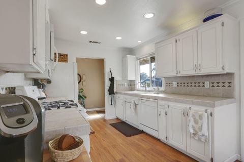 1126 E Howard Ct, Visalia, CA 93292 photo 3