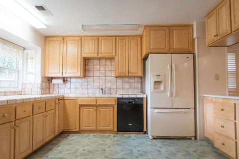 2711 E Paradise Ave, Visalia, CA 93292 photo 9