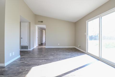 281 W Spring Ln, Lemoore, CA 93245 photo 3