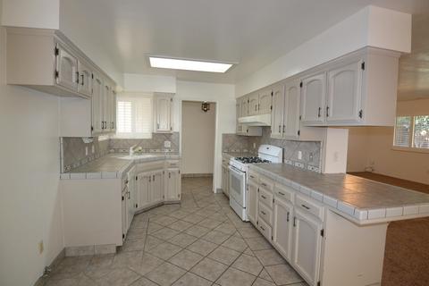 2232 E Hillcrest Ave, Visalia, CA 93292 photo 7