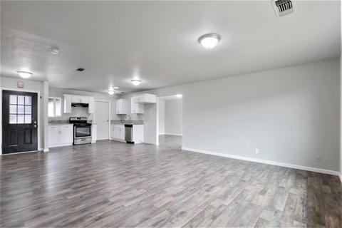 900 E Cinnamon Dr, Lemoore, CA 93245 photo 5