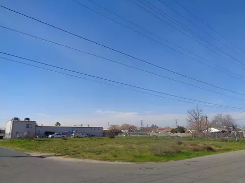 580 E Walnut Ave, Tulare, CA 93274 photo 2