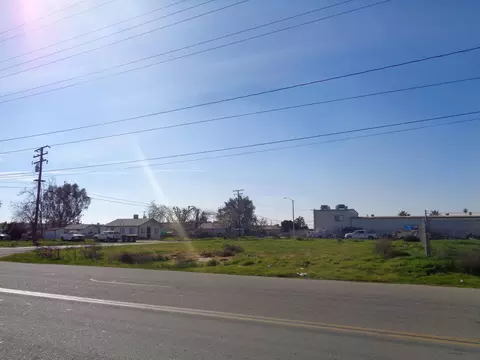 580 E Walnut Ave, Tulare, CA 93274 photo 4