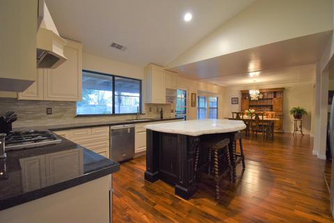 111 E Dorothea Ct, Visalia, CA 93277 photo 4