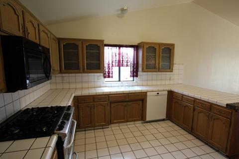2215 E Kaweah Ct, Visalia, CA 93292 photo 4