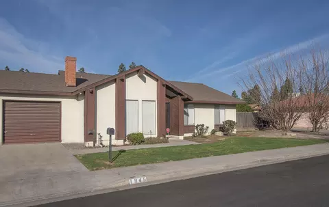 1722 E Vassar Dr, Visalia, CA 93292 photo 2