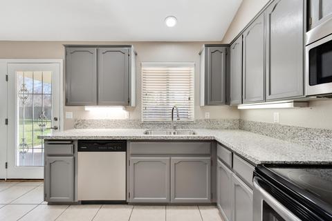 3945 E Paradise Ave, Visalia, CA 93292 photo 9