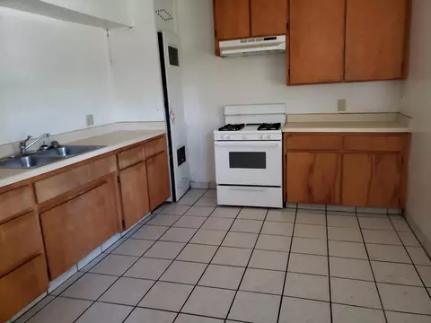611 E Kaweah Ave, Visalia, CA 93292 photo 2
