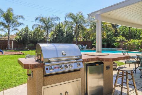 1335 W Iris Ave, Visalia, CA 93277 photo 4