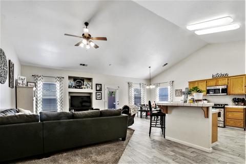 1633 E Knight Ct, Visalia, CA 93292 photo 3