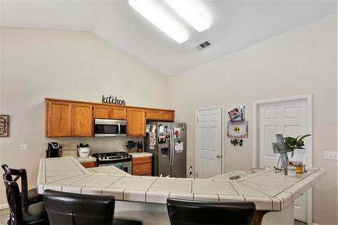 1633 E Knight Ct, Visalia, CA 93292 photo 9