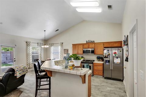 1633 E Knight Ct, Visalia, CA 93292 photo 7