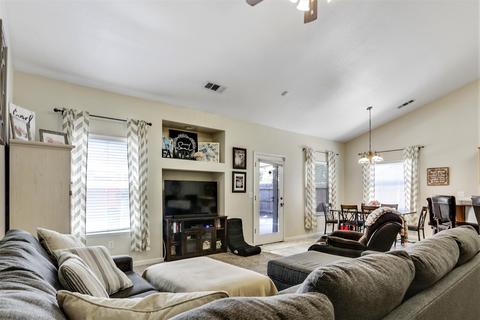 1633 E Knight Ct, Visalia, CA 93292 photo 4