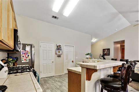 1633 E Knight Ct, Visalia, CA 93292 photo 8