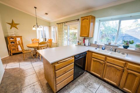 1706 E Perez Ct, Visalia, CA 93292 photo 19