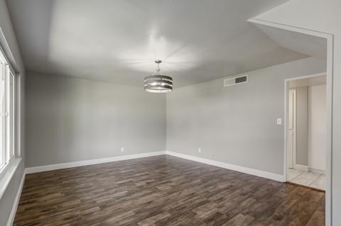 531 W Iris Ave, Visalia, CA 93277 photo 13