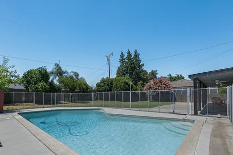 531 W Iris Ave, Visalia, CA 93277 photo 3
