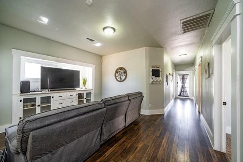 210 E 11th St, Hanford, CA 93230 photo 5