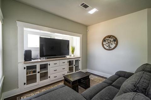 210 E 11th St, Hanford, CA 93230 photo 7