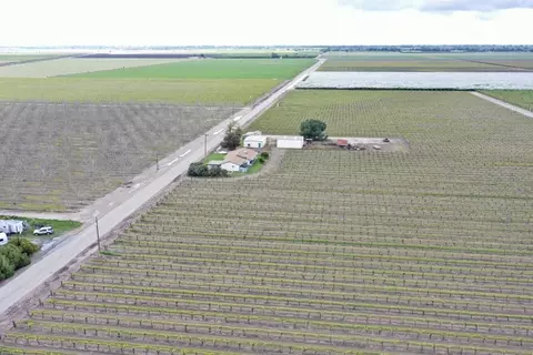 18053 S Clovis Ave, Laton, CA 93242 photo 7