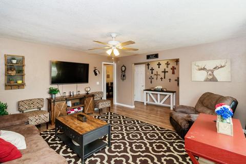 656 E Palm Ave, Reedley, CA 93654 photo 4