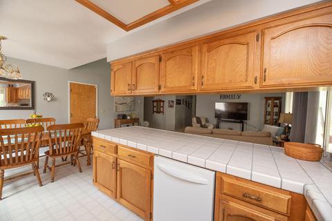 2829 E Valley Oaks Dr, Visalia, CA 93292 photo 5
