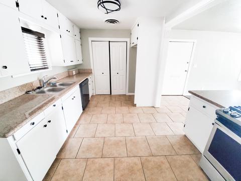 112 W Walnut Ave, Visalia, CA 93277 photo 8