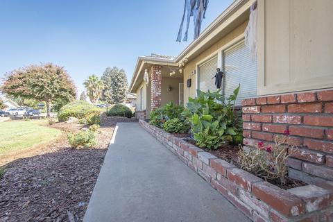 695 E Ann Dr, Reedley, CA 93654 photo 2