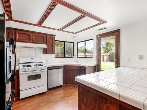 539 E Vine Ct, Visalia, CA 93292 photo 6