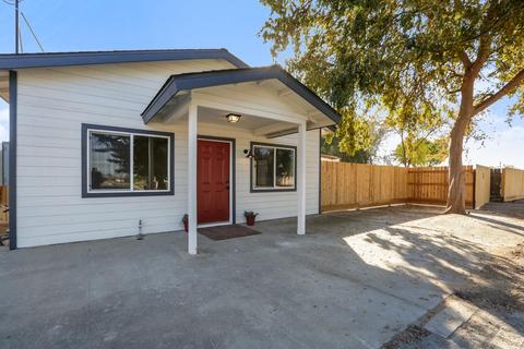 664 Vine St, Lemoore, CA 93245 photo 1