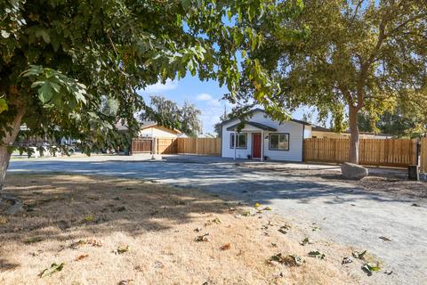 664 Vine St, Lemoore, CA 93245 photo 2