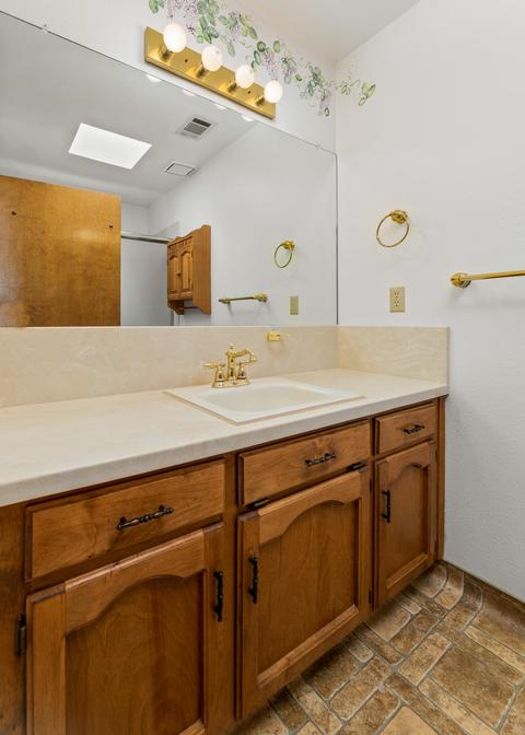 2225 E Kaweah Ct, Visalia, CA 93292 photo 25