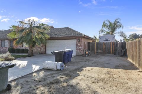 329 E Burlwood Ln, Lemoore, CA 93245 photo 4