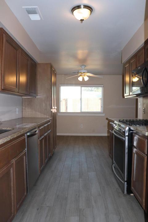 1439 E Boyer Dr, Tulare, CA 93274 photo 3