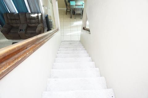 944 E Oakridge Ave, Visalia, CA 93292 photo 10