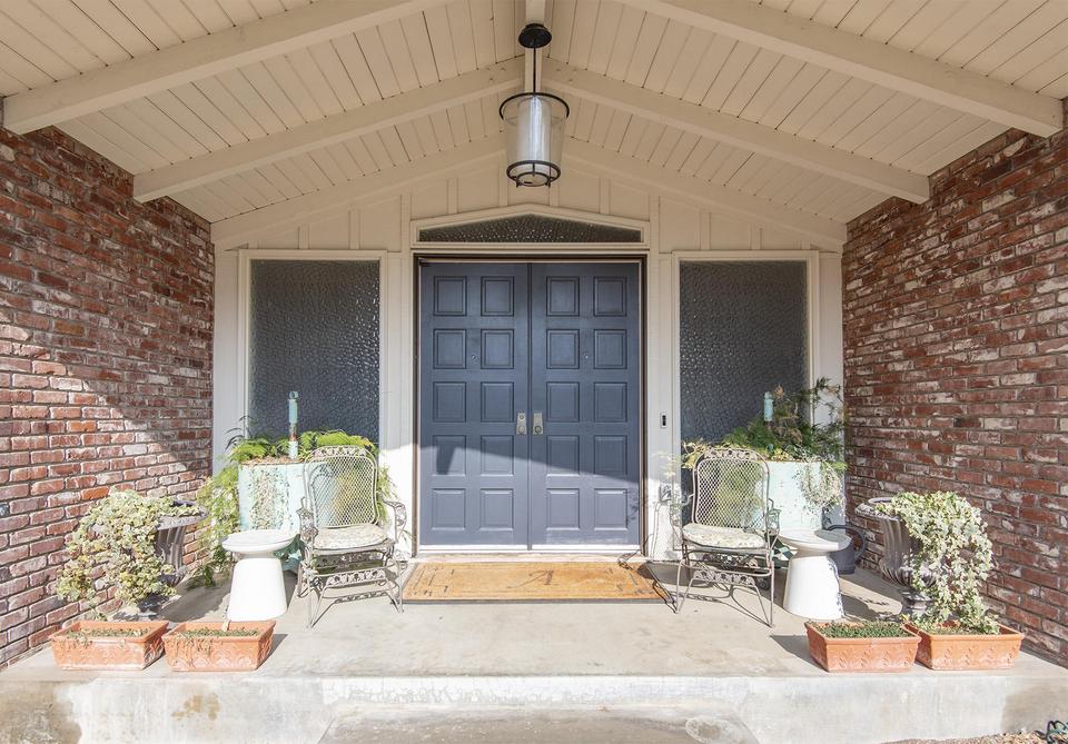  598 E Chevy Chase Dr, Tulare, CA 93274 photo 3